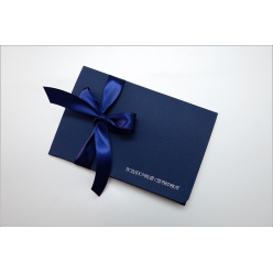 Дизайнерский подарочный сертификат синий с тиснением
